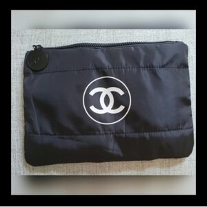 Nylon Novelty Pouch For Accessories Or Added Protection To Store Your iPad.